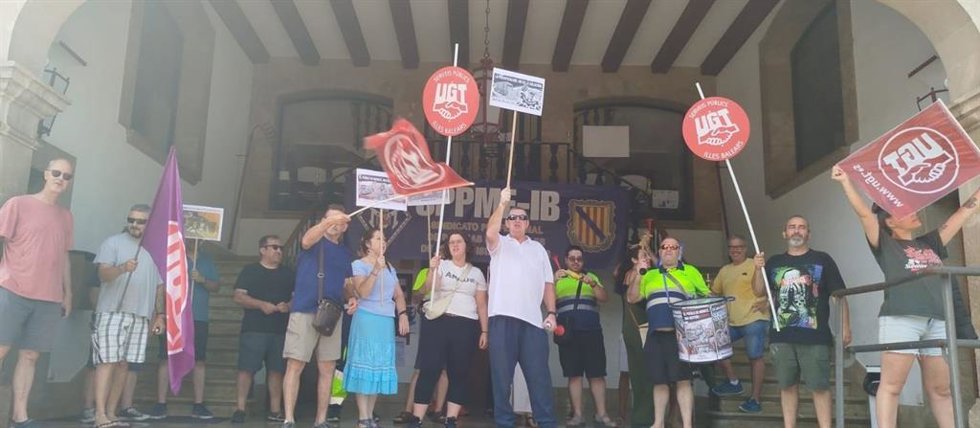 Trabajadores de Sóller 2010 en su concentración antes de acudir a la huelga indefinida.