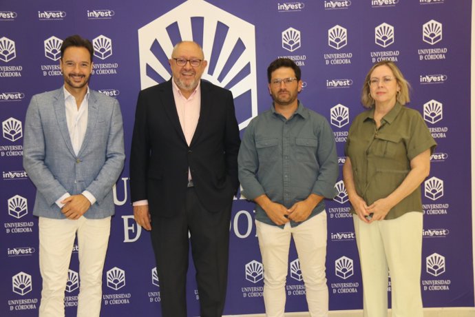 El rector de la UCO, Manuel Torralbo (segundo por la izda.), y el responsable de Inducan, Daniel Illescas (tercero), tras la firma del acuerdo.