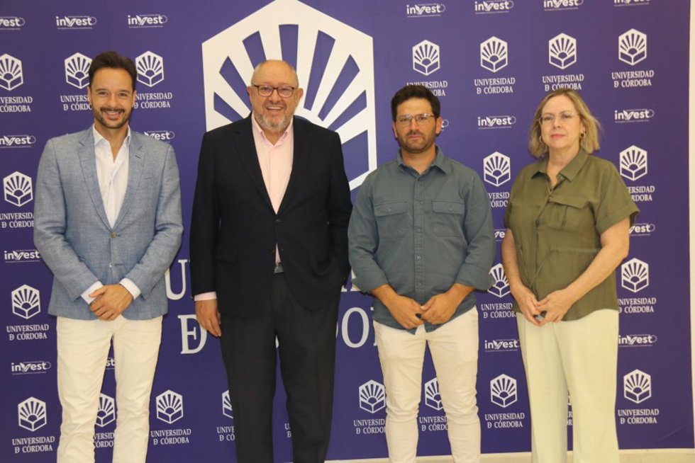 El rector de la UCO, Manuel Torralbo (segundo por la izda.), y el responsable de Inducan, Daniel Illescas (tercero), tras la firma del acuerdo.