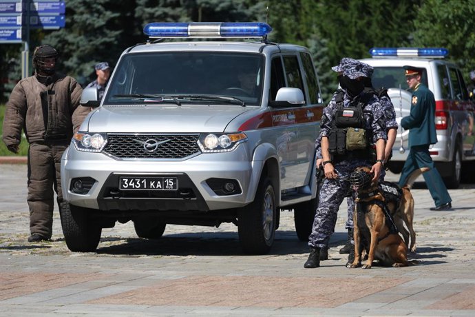 RÚSSIA, MOSCOU – 18 DE JULHO DE 2026: Oficiais da Guarda Nacional da Rússia (Rosgvardia) durante um festival educativo intitulado “Um Dia com a Rosgvardia” em Poklonnaya Gora. O evento marca os 105 anos do Distrito Central das Tropas da Guarda Nacional Ru