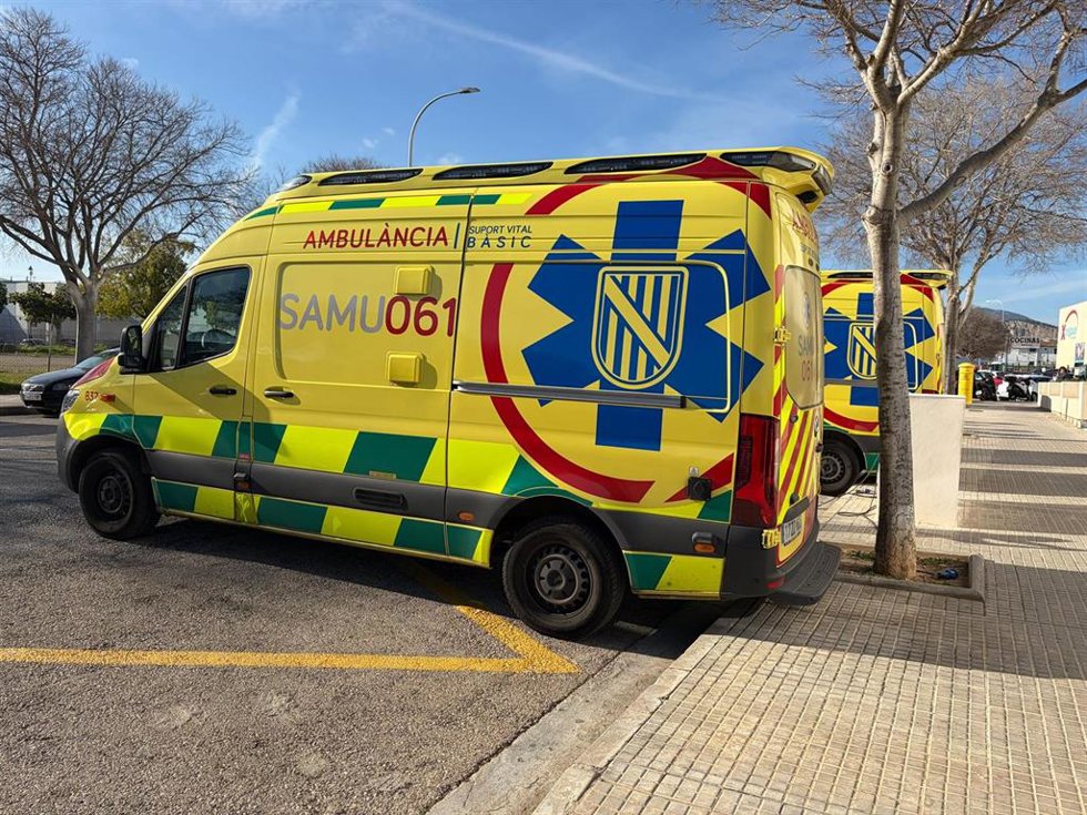 Ambulancia del SAMU 061 aparcada.