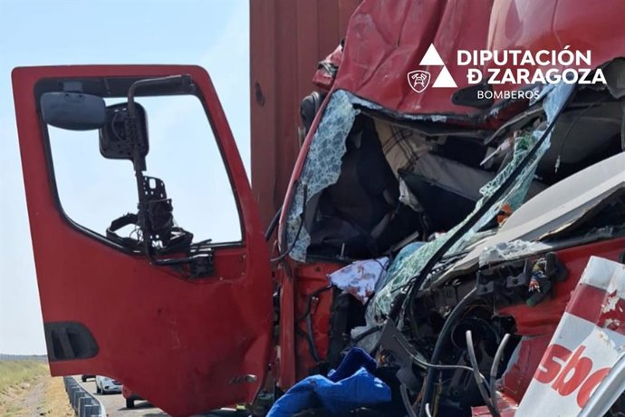 Uno de los vehículos implicados en el accidente de tráfico ocurrido este sábado en la AP-II en La Almolda.