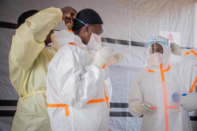Trabajadores médicos se protegen contra el ébola en un centro de atención contra el ébola en Bunia (RDC) 