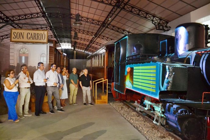 El conseller insular de Turismo, Guillem Ginard, visita el Museo del Ferrocarril de Son Carrió.