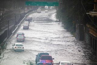 Vi a del Mar 17 de Julio 2026 Avenida Espa a a la altura del Puente Capuchinos, se encuentra colapsada por el agua de las lluvias, en el marco del frente de mal tiempo que afecta al pa s  Manuel Lema/Aton Chile