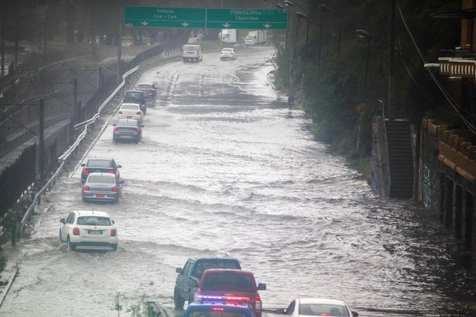 Vi a del Mar 17 de Julio 2026 Avenida Espa a a la altura del Puente Capuchinos, se encuentra colapsada por el agua de las lluvias, en el marco del frente de mal tiempo que afecta al pa s  Manuel Lema/Aton Chile
