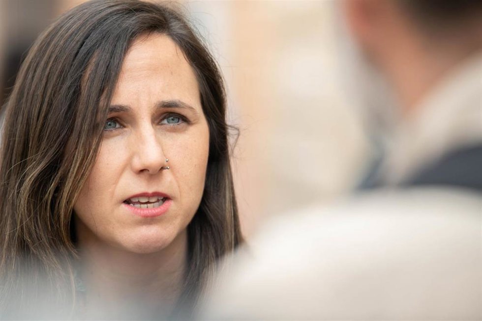La secretaria general de Podemos, Ione Belarra, ofrece declaraciones a los medios en la visita al Festival Internacional de Teatro Clásico, a 18 de julio de 2026, en Almagro, Ciudad Real, Castilla-La Mancha (España). El Festival Internacional de Teatro Cl