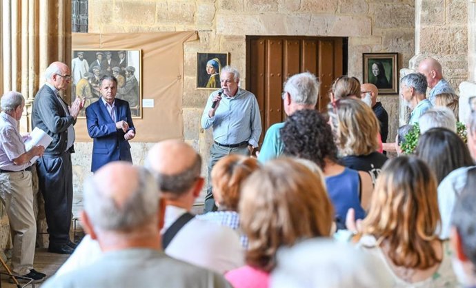La pintura contemporánea de Jesús de Burgos dialoga con el gótico en el histórico claustro de la Iglesia de Sasamón (Burgos)