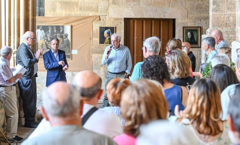 La pintura contemporánea de Jesús de Burgos dialoga con el gótico en el histórico claustro de la Iglesia de Sasamón (Burgos)