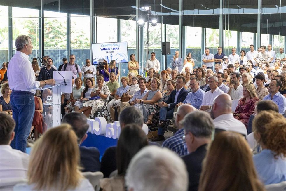 El presidente del Partido Popular, Alberto Núñez Feijóo, durante la presentación oficial de Carmen Pérez como candidata del Partido Popular a la alcaldía de Santa Cruz de Tenerife, a 17 de julio de 2026, en Santa Cruz de Tenerife, Islas Canarias (España).