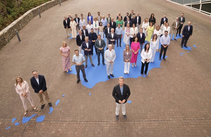 El líder de Partido Popular, Alberto Núñez Feijóo, junto a los candidatos del PP a las elecciones municipales.