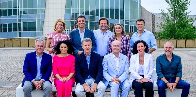 El líder de Partido Popular, Alberto Núñez Feijóo, junto al secretario general del PP andaluz, Antonio Repullo, y a los candidatos andaluces del PP a las elecciones municipales.