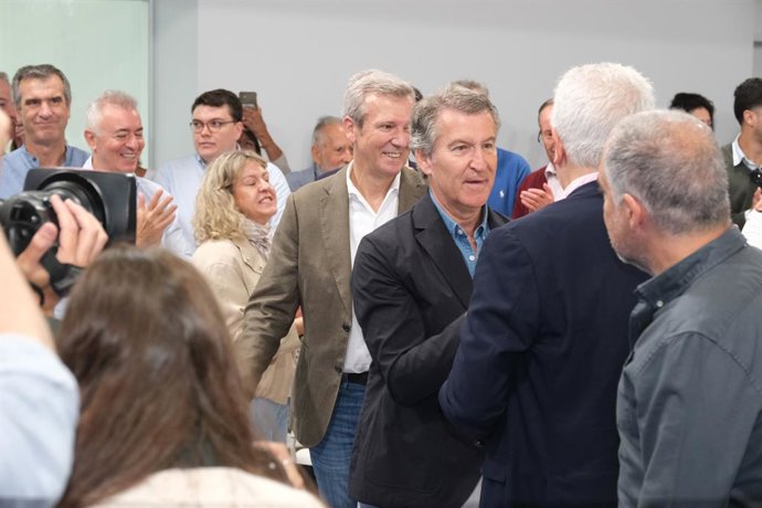 El presidente del Partido Popular, Alberto Núñez Feijóo (3d), y el presidente de la Xunta de Galicia, Alfonso Rueda (c), durante el acto de presentación de los candidatos a las capitales de provincia para las elecciones municipales de 2027, en Santiago de
