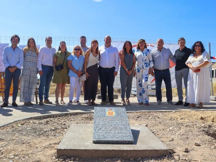 La directora gerente del IASS, Marta Tejero, junto a la alcaldesa María Pilar Capdevila y los representantes locales y comarcales