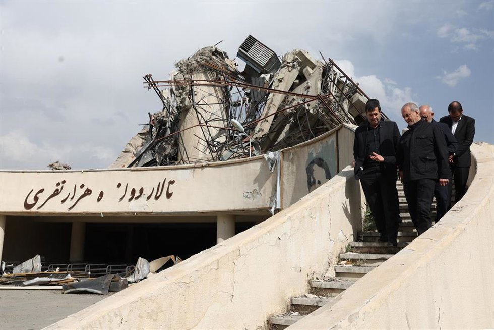 Archivo - El presidente de Irán, Masud Pezeshkian, visita el Azadi Indoor Stadium, destruido por bombardeos estadounidenses 