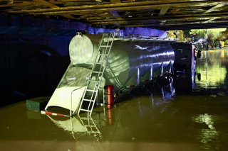 Santiago, 17 de Julio 2026. Trabajos por Camión atrapado bajo el agua en paso bajo nivel de la comuna de San Bernardo  Javier Torres/Aton Chile