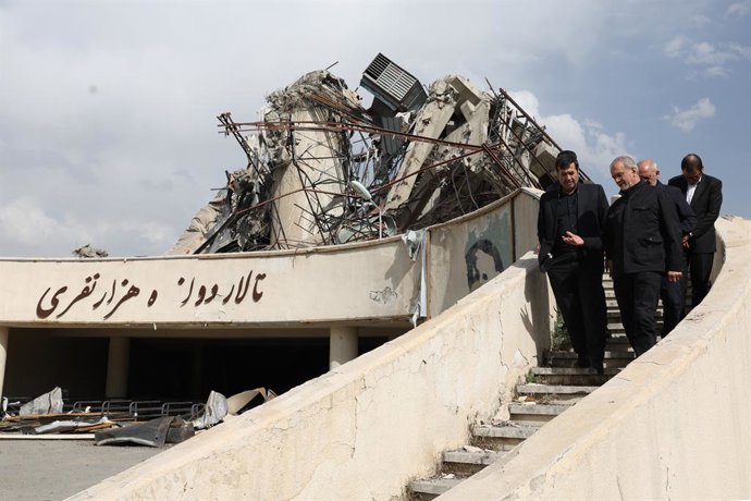 Archivo - Arquivo - 13 de maio de 2026, Teerã, Irã: O presidente iraniano MASOUD PEZESHKIAN e o ministro do Esporte e da Juventude, AHMAD DONYAMALI, visitam um prédio fortemente danificado no Estádio Coberto Azadi, após um ataque na região oeste de Teerã.