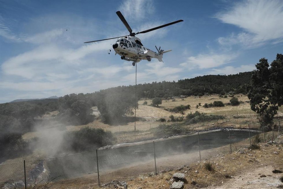 Un helicóptero durante las labores de extinción del incendio, a 18 de julio de 2026, en La Mierla, Guadalajara, Castilla-La Mancha (España). El fuego sigue activo en varios frentes y avanza hacia el municipio de Semillas, ha obligado a evacuar a 529 vecin