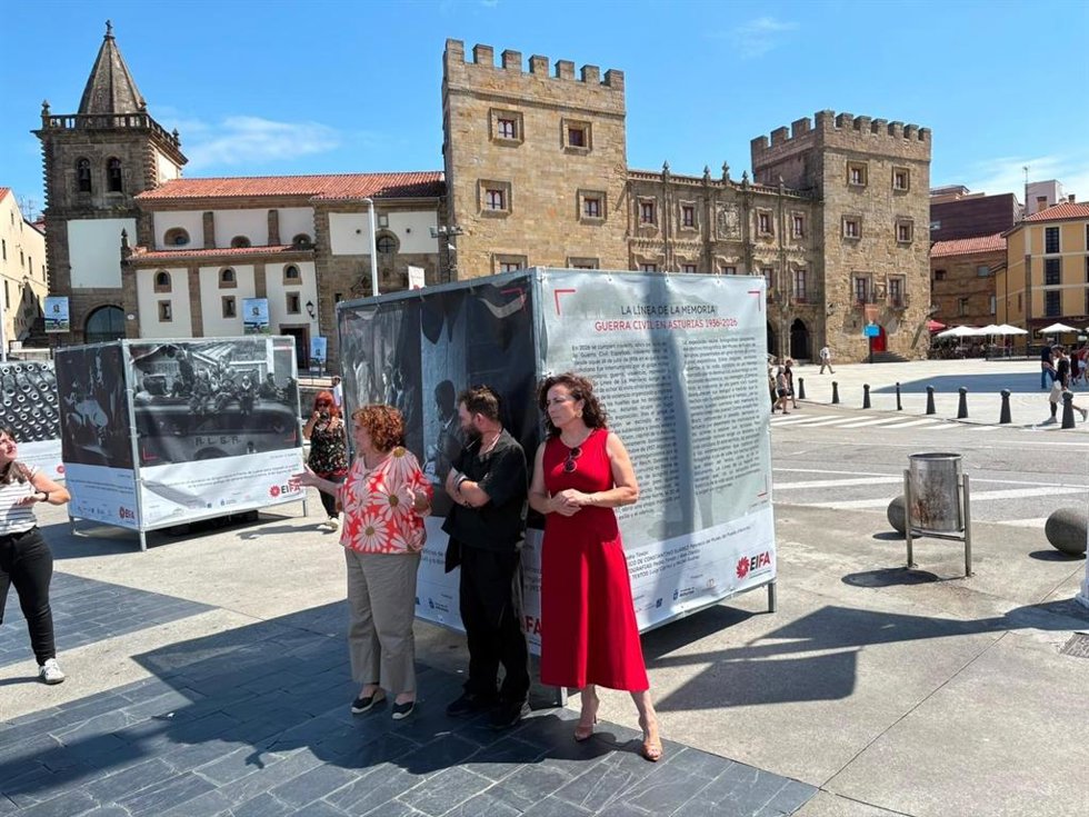 Asturias reafirma su compromiso con la memoria democrática en la inauguración de una exposición sobre Constantino Suárez.