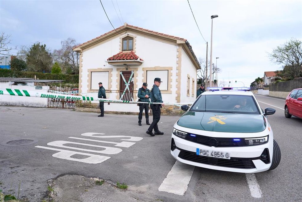 Archivo - Agentes de la Guardia Civil en las inmediaciones de la vivienda donde se produjo el doble homicidio