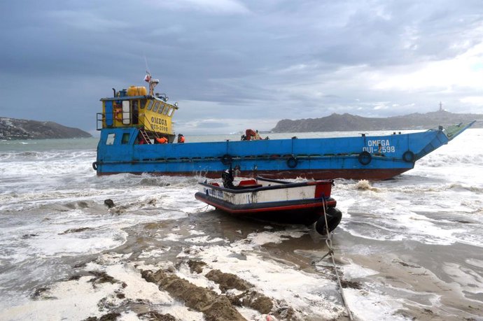 Coquimbo, 17 de julio de 2026. Producto del fuerte viento y oleaje que azota el borde costero de Coquimbo, dos embarcaciones resultan varadas en la playa grande de La Herradura. Alejandro Pizarro/Aton Chile