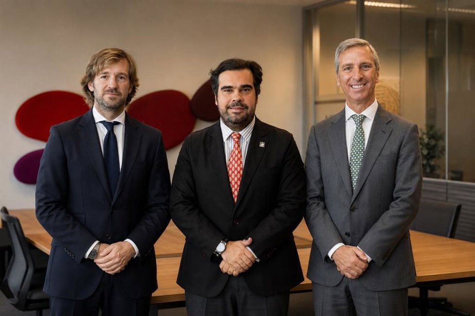 El presidente del Consejo Social de la Universidad Pablo de Olavide, Iván Pestaña, junto a los vicepresidentes Germán de la Real y Rosauro Varo.