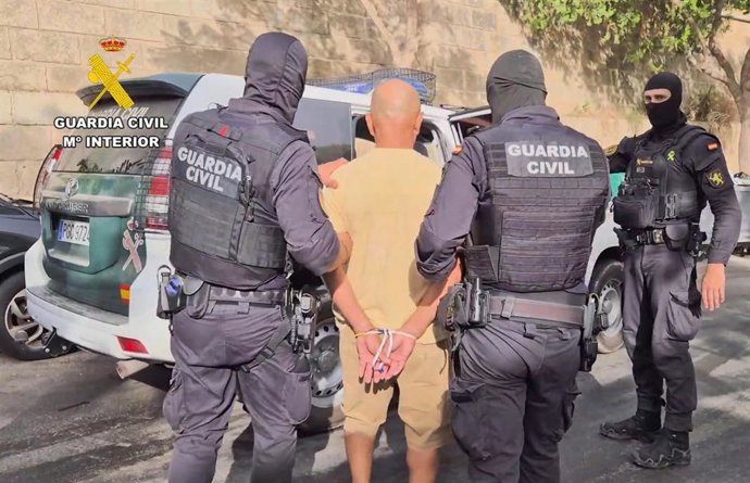 Agentes de la Guardia Civil con uno de los detenidos en la operación 'Congre'.