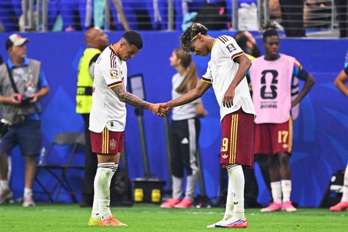 Pedro Porro y Lamine Yamal se saludan tras el gol del primero en el España-Francia del Mundial 2026