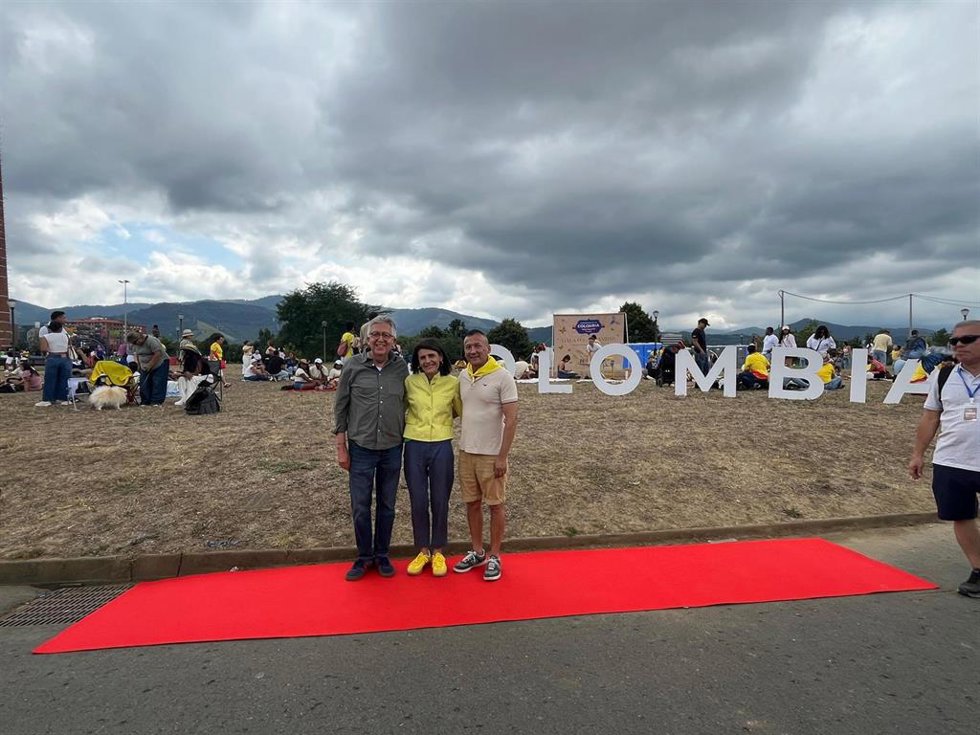 De izquierda a derecha, el cónsul general de Colombia en Bilbao, Carlos Alfonso Victoria; la consejera Nerea Melgosa; y el presidente de la Asociación de Colombianos y Colombianas en el País Vasco, Alberto Galindo.