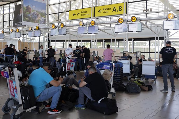Santiago 13 de Noviembre 2024 Largas filas de pasajeros por movilizaciones de parte de las diferentes asociaciones gremiales de la DGAC en el Aeropuerto de Santiago. Javier Torres/Aton Chile