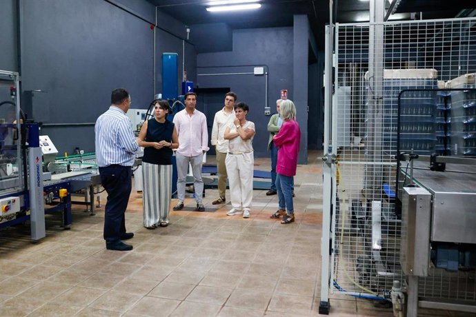 La conselleira de Economía e Industria, María Jesús Lorenzana, en su visita a Adegas Valmiñor, en O Rosal (Pontevedra), a 18 de julio de 2026.