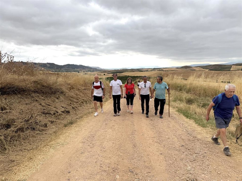 El presidente del Gobierno regional, Gonzalo Capellán recorre un tramo del Camino de Santiago Francés en La Rioja tras la inversión de 1,2 millones en su mejora.