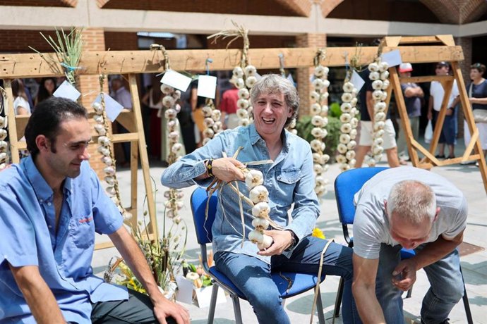 El secretario general del PSOE de Castilla y León, Carlos Martínez, en su visita a la Feria del ajo de Santa Marina del Rey (León)