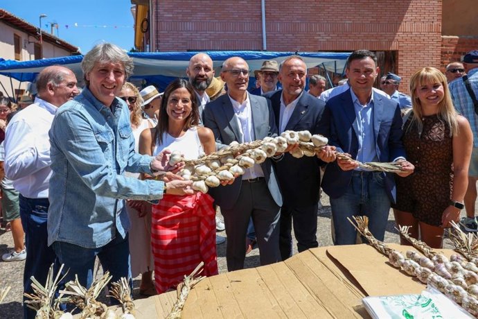 El secretario general del PSOE de Castilla y León, Carlos Martínez, en la Feria del Ajo de Santa Marina del Rey (León)