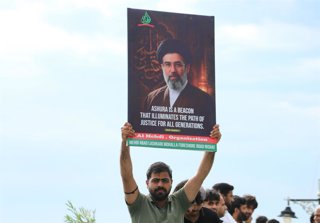 Archivo - June 17, 2026, Srinagar, India: SRINAGAR, INDIAN-ADMINISTERED KASHMIR - JUNE 17, 2026: Shia Muslims take part in a Muharram flag ceremony in Srinagar, raising religious banners and displaying portraits during preparations for the annual commemor