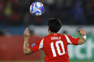 Futbol, Chile vs Brasil. Primera rueda, clasificatorias al Mundial 2026. El jugador de la seleccion chilena Victor Davila es fotografiado durante el partido de las eliminatorias al mundial de 2026 contra Brasil disputado en el estadio Nacional de