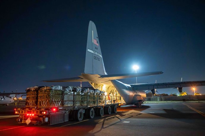 Archivo - March 1, 2024, Azraq, Zarqa Governorate, Jordan: A U.S. Army cargo transport loads humanitarian aid pallets in the cargo bay of a U.S. Air Force C-130J Super Hercules aircraft at Muwaffaq Salti Air Base, March 1, 2024 in Azraq, Zarqa Governorate
