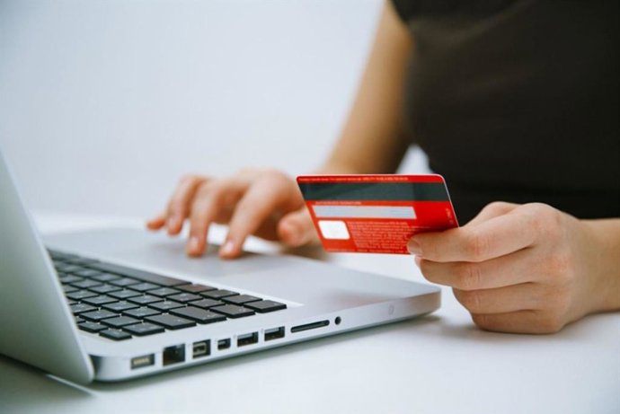 Archivo - Gastos por internet con tarjeta de crédito.