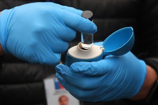 Santiago, 23 de mayo de 2026. Debido al corte programado de agua potable en ocho comunas de la capital, se mide el cloro libre residual de agua de estanque de abastecimiento alternativo para asegurar su calidad e inocuidad. Jonnathan Oyarzun/Aton Chile
