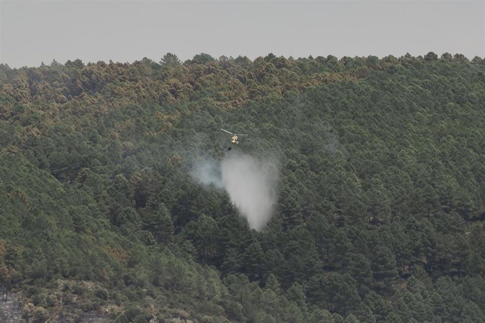 Un helicóptero durante las labores de extinción del incendio en La Mierla