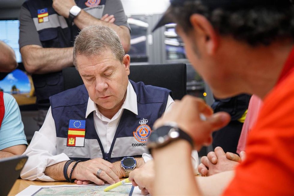 El presidente regional, Emiliano García-Page, en el puesto de mando avanzado del incendio de La Mierla