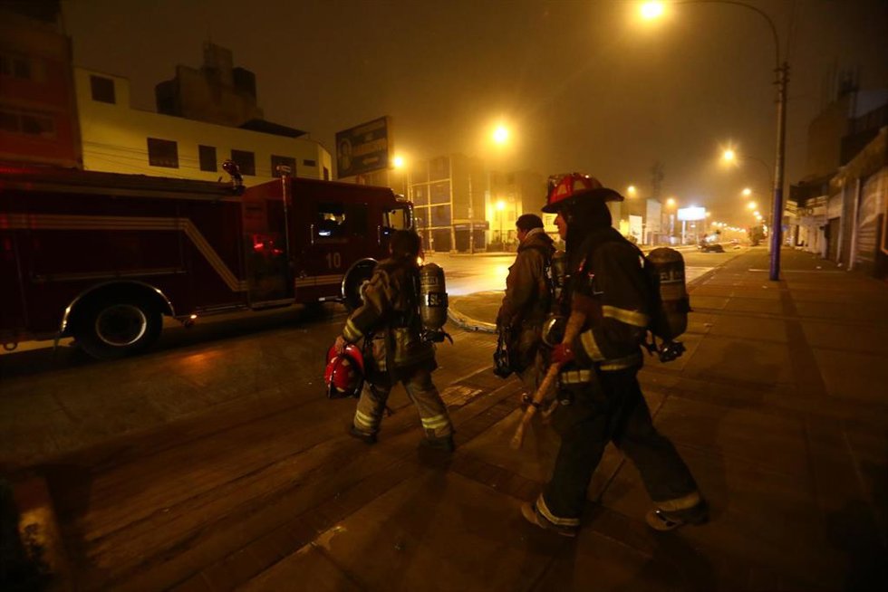 Archivo - Imagen de archivo de bomberos en Lima (Perú) 