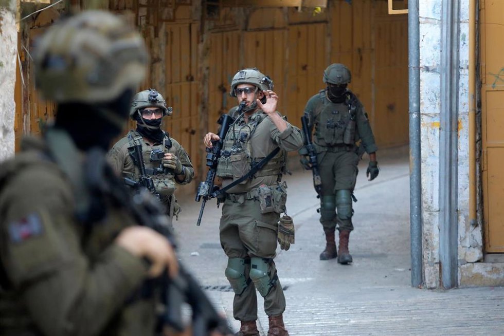 Imagen de archivo de militares israelíes patrullando por Hebrón (Cisjordania) 