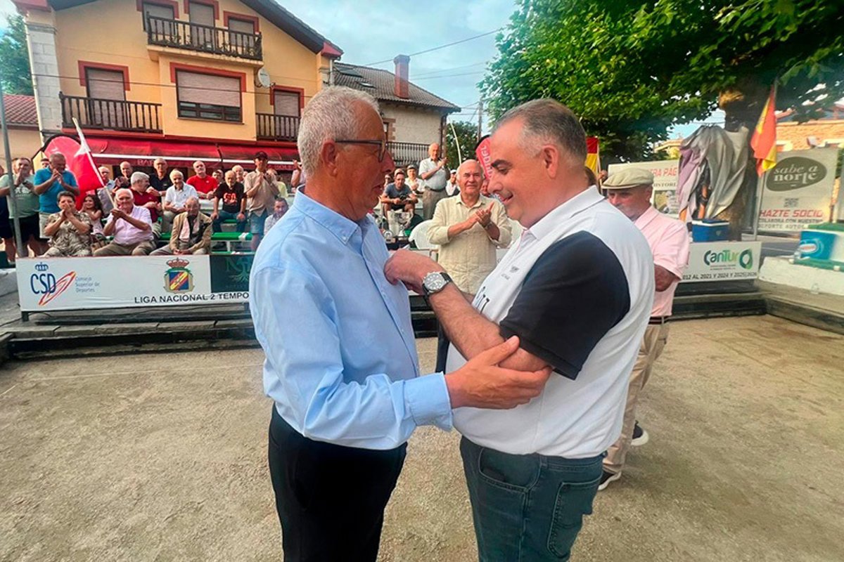 Luis Gandarillas recibe la Insignia de Oro de la Federación Cántabra de Bolos
