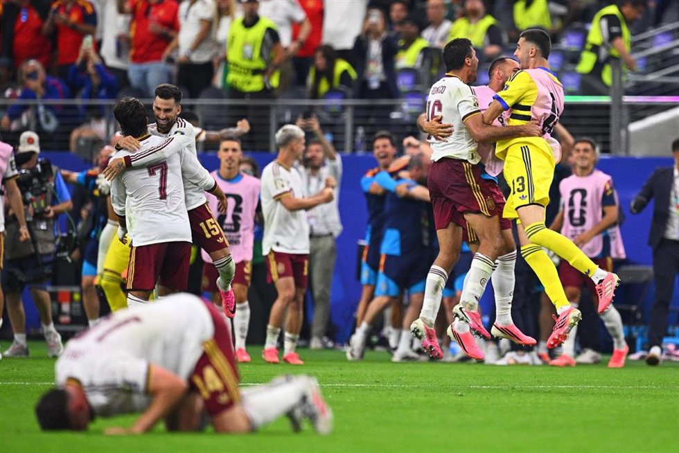 14 July 2026, US, Arlington: Spanish players celebrate their victory after the 2026 FIFA World Cup semi-final soccer match against France at the Dallas Stadium. Photo: Tom Weller/dpa