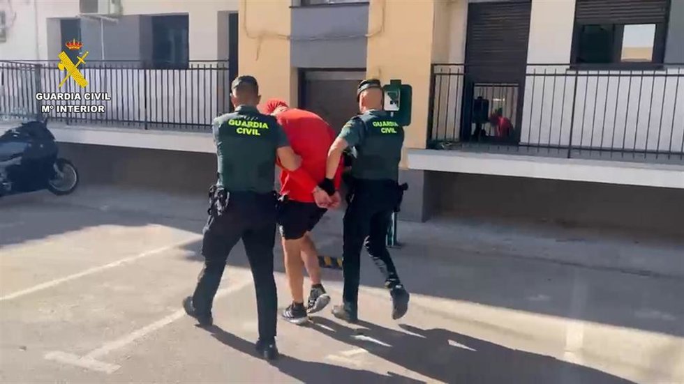 Un grupo criminal establecía contacto con sus víctimas a través de páginas web de contactos, obtenía datos personales y amenazaba Con el envío de sicarios y con difundir esa información si no recibían un pago.