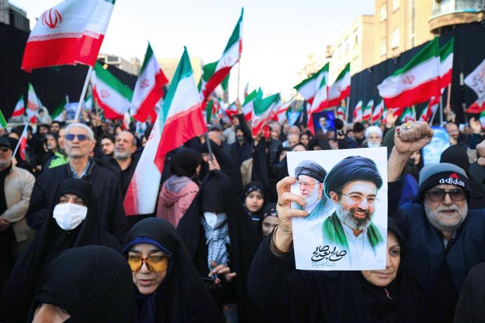 Archivo - Manifestantes en Irán portan la imagen del líder supremo, Mojtaba Jamenei, y de su padre y predecesor, Alí Jamenei, muerto en los ataques de EEUU e Israel el 28 de febrero de 2026 