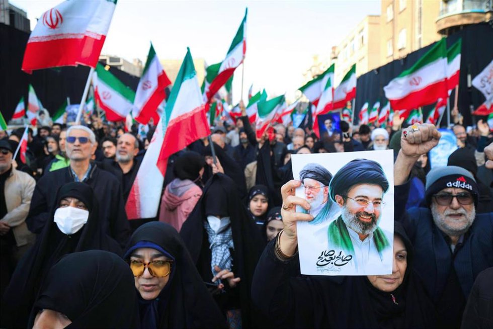 Archivo - Manifestantes en Irán portan la imagen del líder supremo, Mojtaba Jamenei, y de su padre y predecesor, Alí Jamenei, muerto en los ataques de EEUU e Israel el 28 de febrero de 2026 