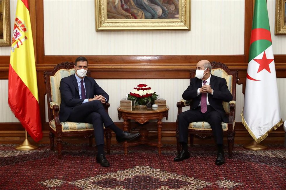Archivo - El presidente del Gobierno, Pedro Sánchez, y el presidente de Argelia, Abdelmayid Tebune, durante su encuentro en octubre de 2020