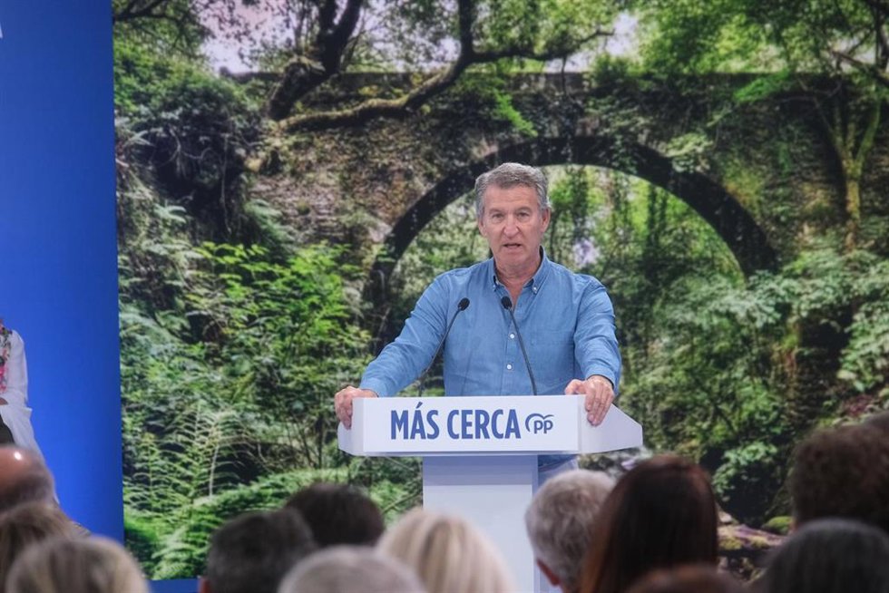 El presidente del Partido Popular, Alberto Núñez Feijóo, durante el acto de presentación de los candidatos a las capitales de provincia para las elecciones municipales de 2027, en Santiago de Compostela, A Coruña, Galicia (España). El partido busca consol